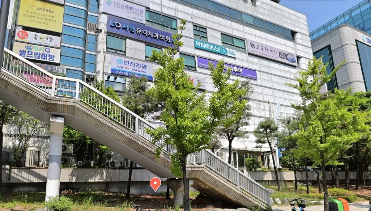 닥터에버스의원 분당점이 있는 서현현대프라자 외관