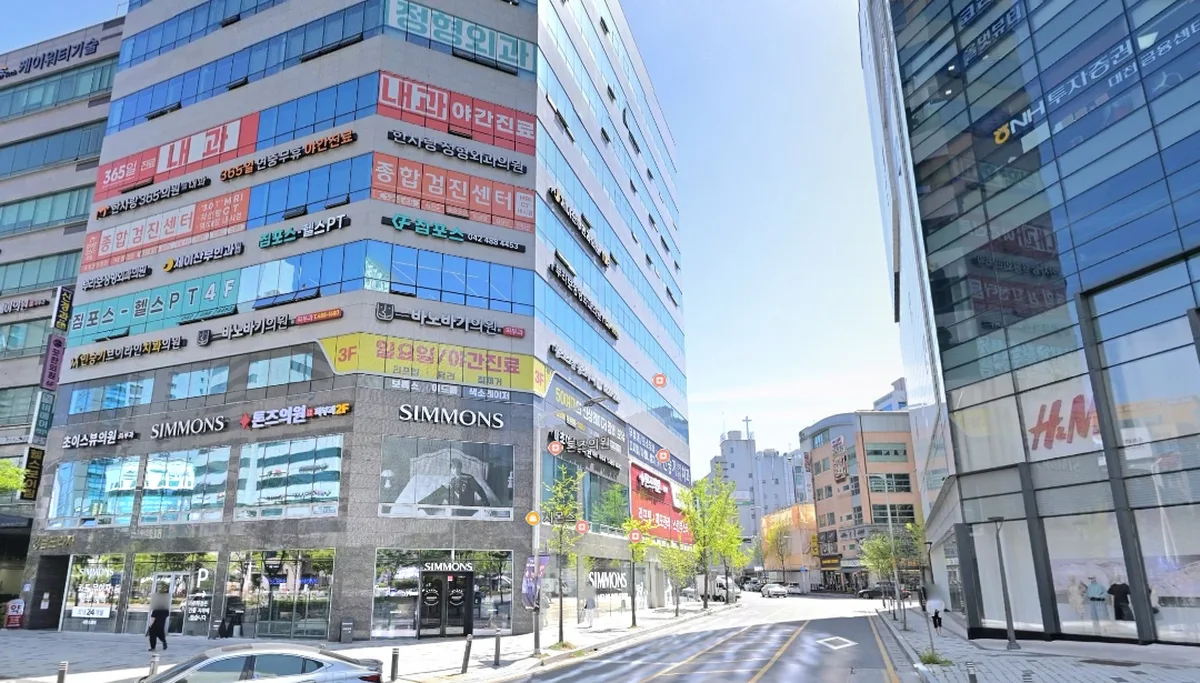 톤즈의원 대전둔산점이 있는 대덕대로 강남프라자 일대 외관