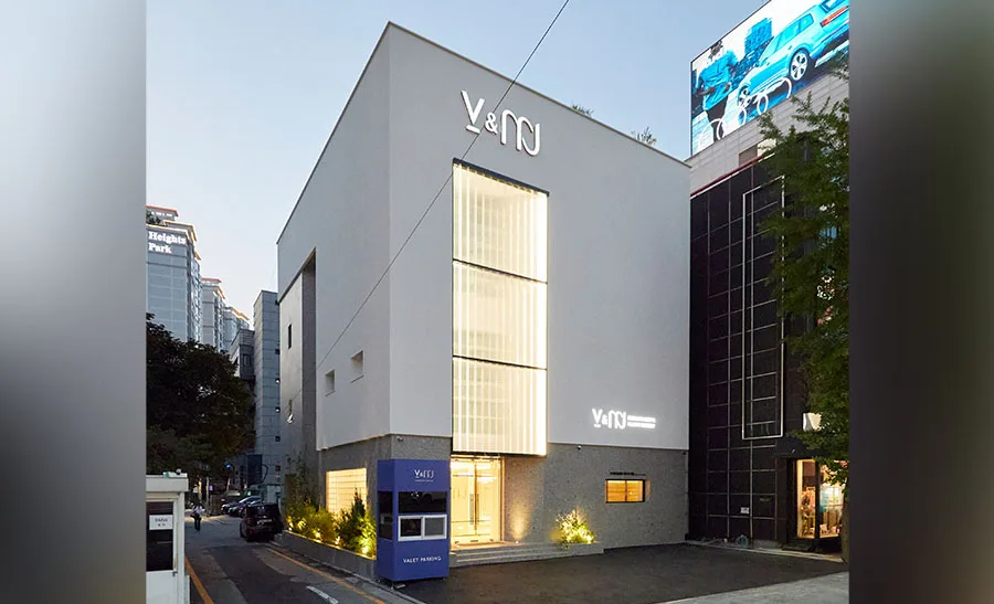 V&MJ Dermatology Clinic Dosandaero building exterior, white building with V&MJ sign and blue valet parking booth